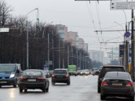 На проспекті Маршала Жукова встановлюють нові опори контактної мережі