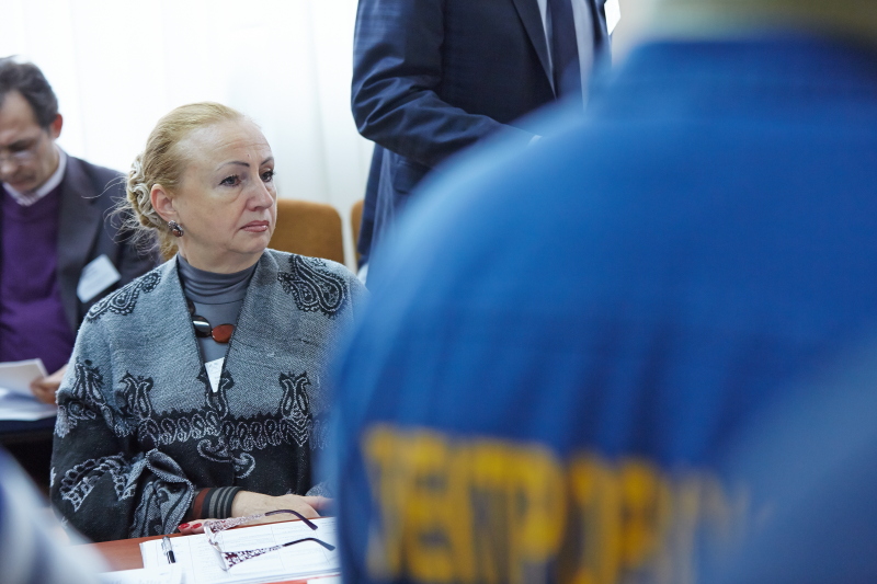 На проспекті Маршала Жукова встановлюють нові опори контактної мережі