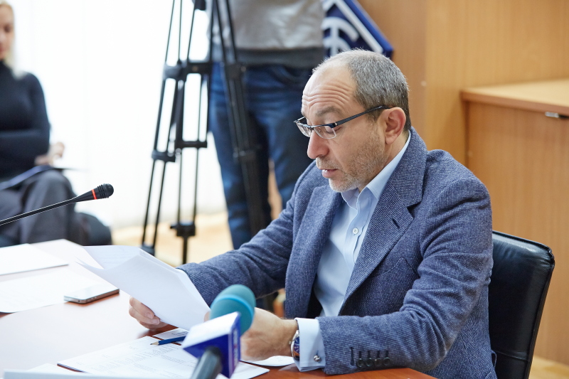 На проспекті Маршала Жукова встановлюють нові опори контактної мережі
