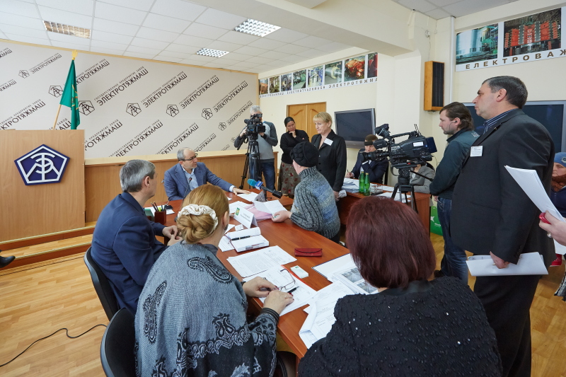 На проспекті Маршала Жукова встановлюють нові опори контактної мережі