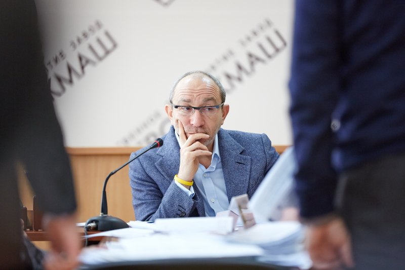 На проспекті Маршала Жукова встановлюють нові опори контактної мережі