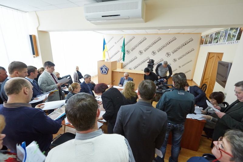 На проспекті Маршала Жукова встановлюють нові опори контактної мережі