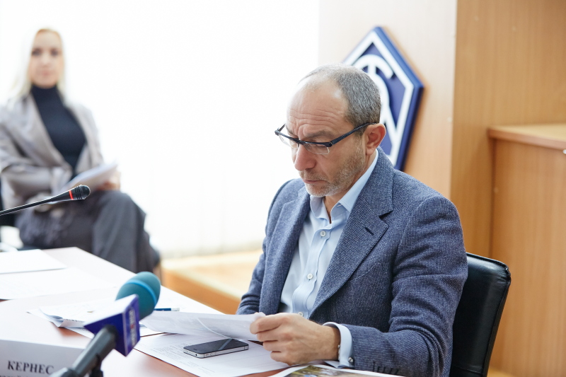 На проспекті Маршала Жукова встановлюють нові опори контактної мережі