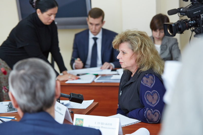 На проспекті Маршала Жукова встановлюють нові опори контактної мережі