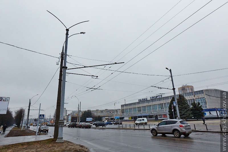 На проспекті Маршала Жукова встановлюють нові опори контактної мережі