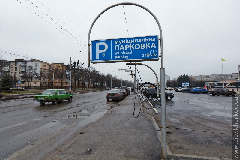 На проспекті Маршала Жукова встановлюють нові опори контактної мережі
