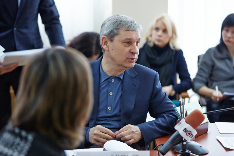 На проспекті Маршала Жукова встановлюють нові опори контактної мережі