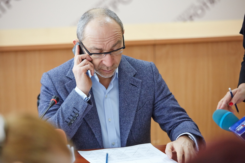 На проспекті Маршала Жукова встановлюють нові опори контактної мережі