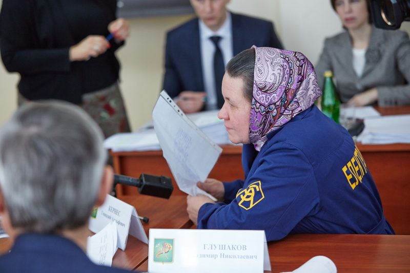 На проспекті Маршала Жукова встановлюють нові опори контактної мережі