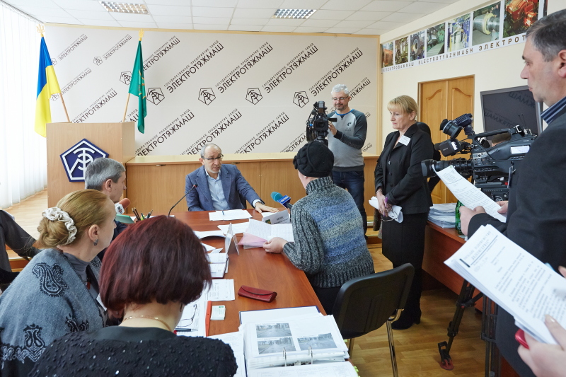 На проспекті Маршала Жукова встановлюють нові опори контактної мережі