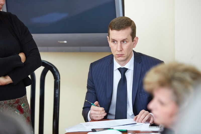 На проспекті Маршала Жукова встановлюють нові опори контактної мережі