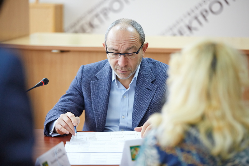 На проспекті Маршала Жукова встановлюють нові опори контактної мережі