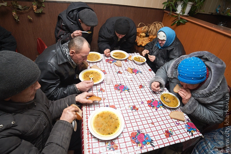 У Харкові бездомні можуть отримати гаряче харчування в їдальні