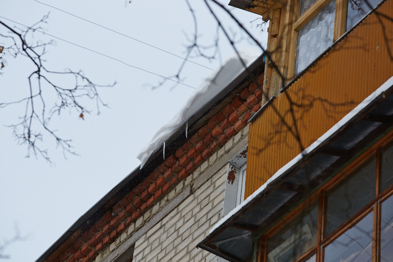 У Харкові зчищають сніг з дахів будинків