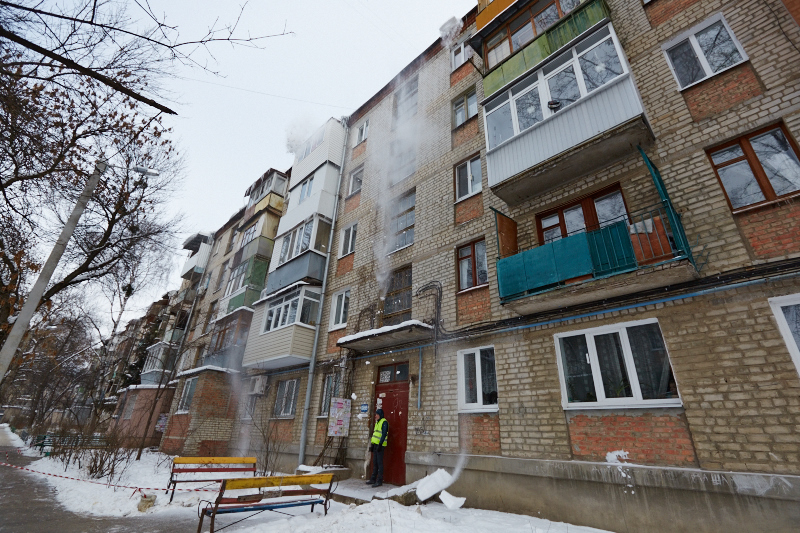 У Харкові зчищають сніг з дахів будинків