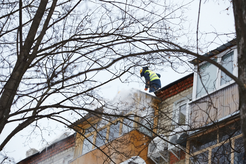 У Харкові зчищають сніг з дахів будинків