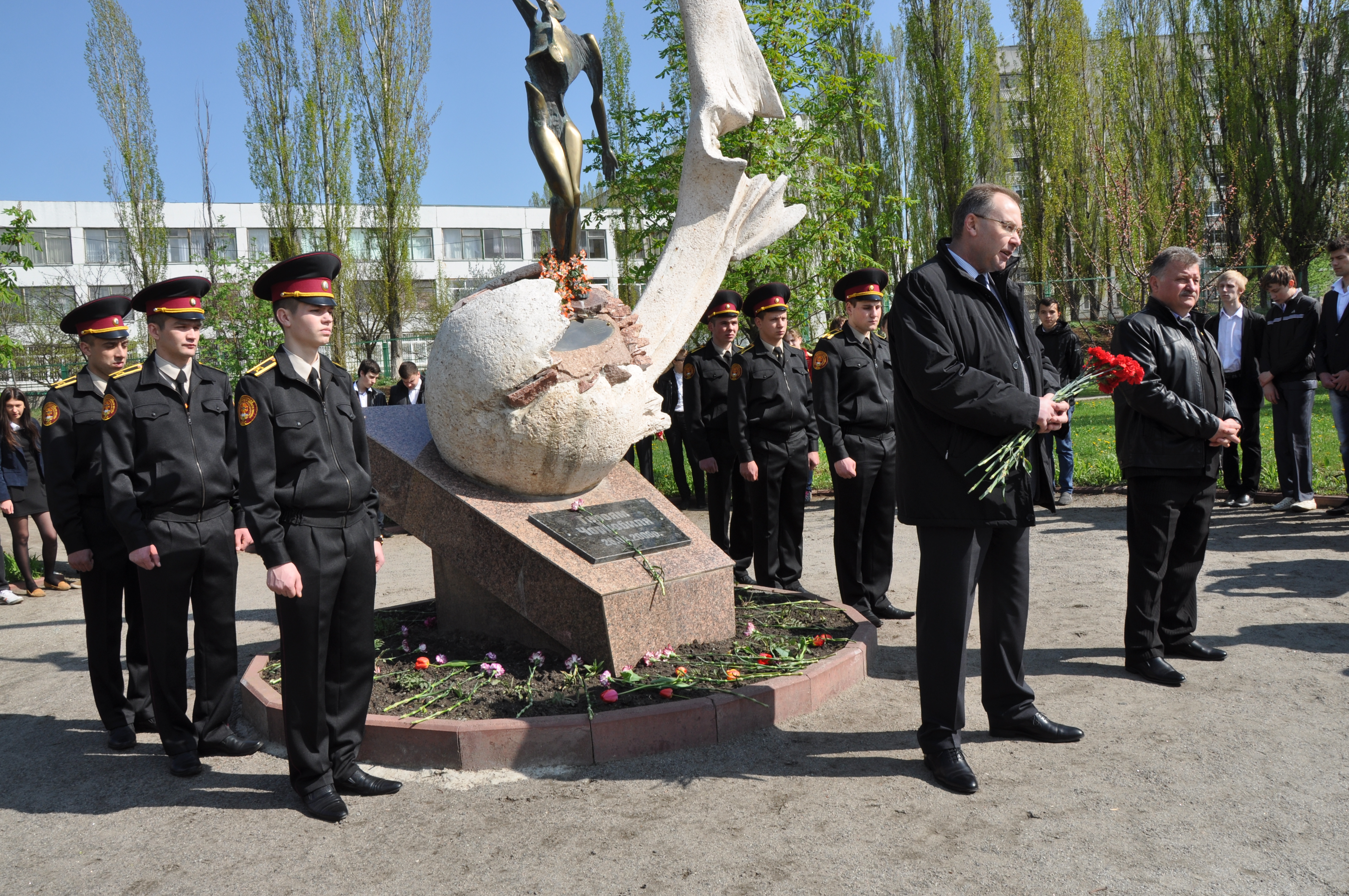 У районах міста вшанували пам'ять загиблих чорнобильців