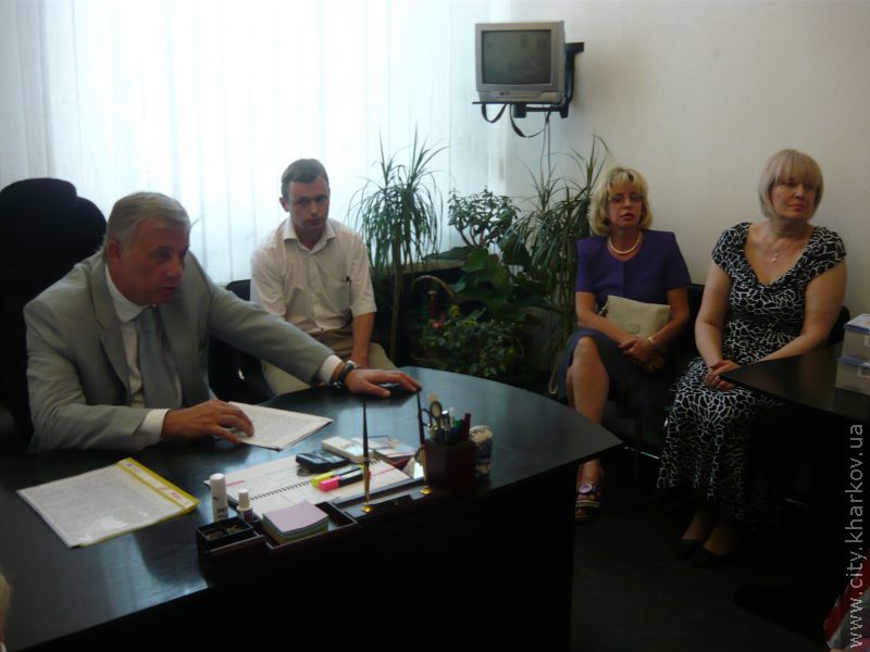 Юрій Сороколат вручив глюкометри сім'ям з дітьми, хворими на цукровий діабет