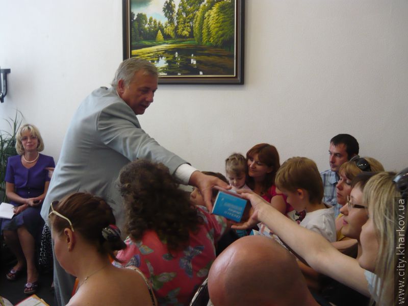 Юрій Сороколат вручив глюкометри сім'ям з дітьми, хворими на цукровий діабет