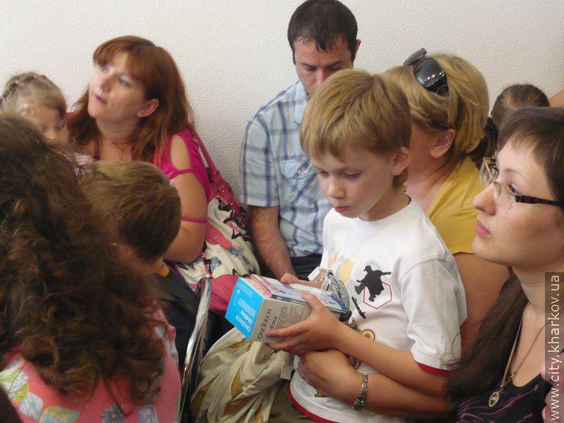 Юрій Сороколат вручив глюкометри сім'ям з дітьми, хворими на цукровий діабет