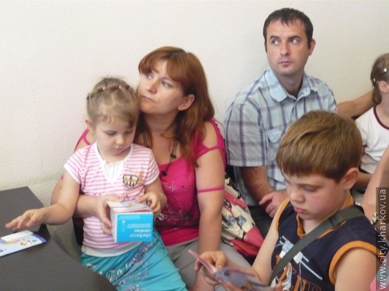 Юрій Сороколат вручив глюкометри сім'ям з дітьми, хворими на цукровий діабет
