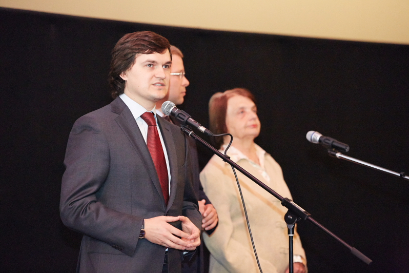 У Дзержинському районі пройшов кіноурок пам'яті «Вклонімося великим тим рокам ...»