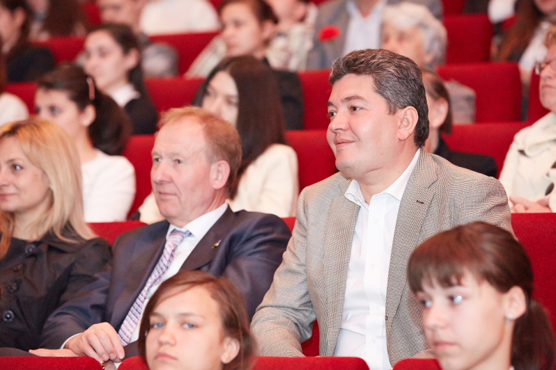 У Дзержинському районі пройшов кіноурок пам'яті «Вклонімося великим тим рокам ...»
