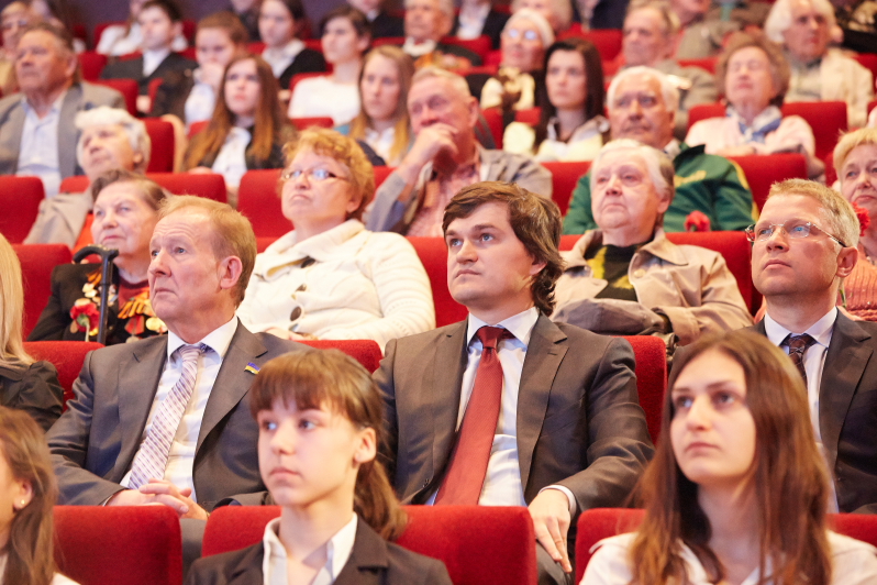 У Дзержинському районі пройшов кіноурок пам'яті «Вклонімося великим тим рокам ...»