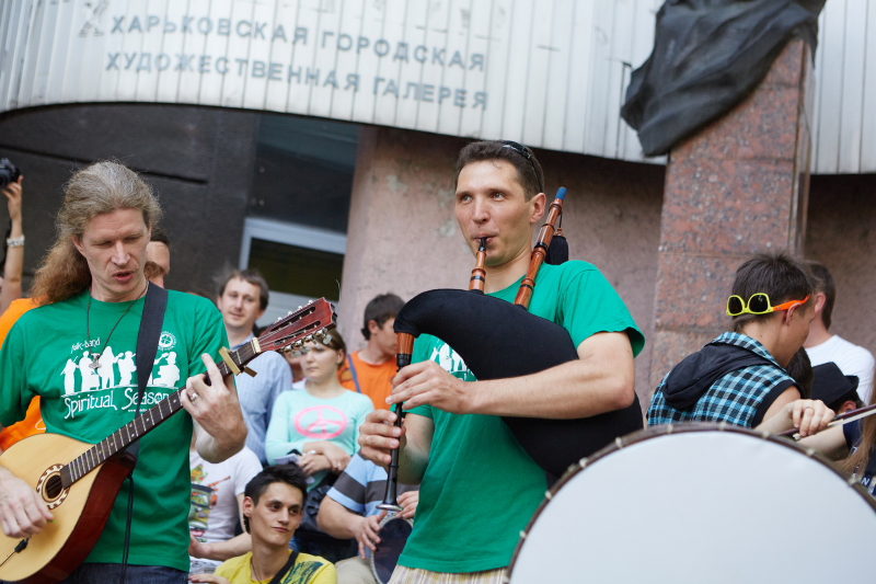 У Муніципальній галереї робили перфоманс з черевиків і малювали на підлозі