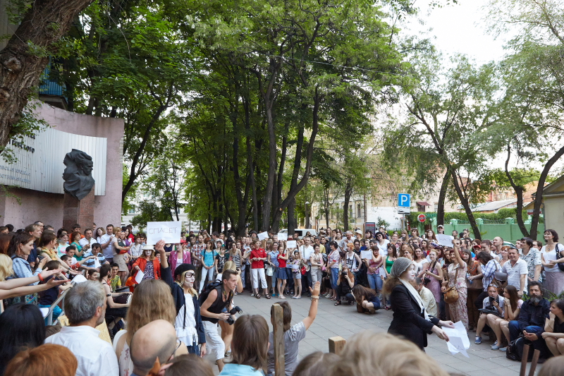 У Муніципальній галереї робили перфоманс з черевиків і малювали на підлозі