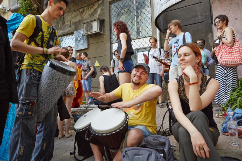 У Муніципальній галереї робили перфоманс з черевиків і малювали на підлозі