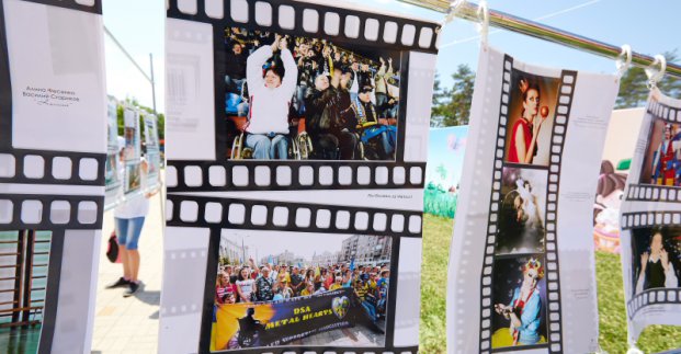 У парку Горького можна побачити фото-епізоди з життя людей з обмеженими можливостями