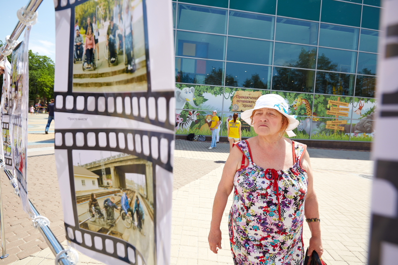 У парку Горького можна побачити фото-епізоди з життя людей з обмеженими можливостями