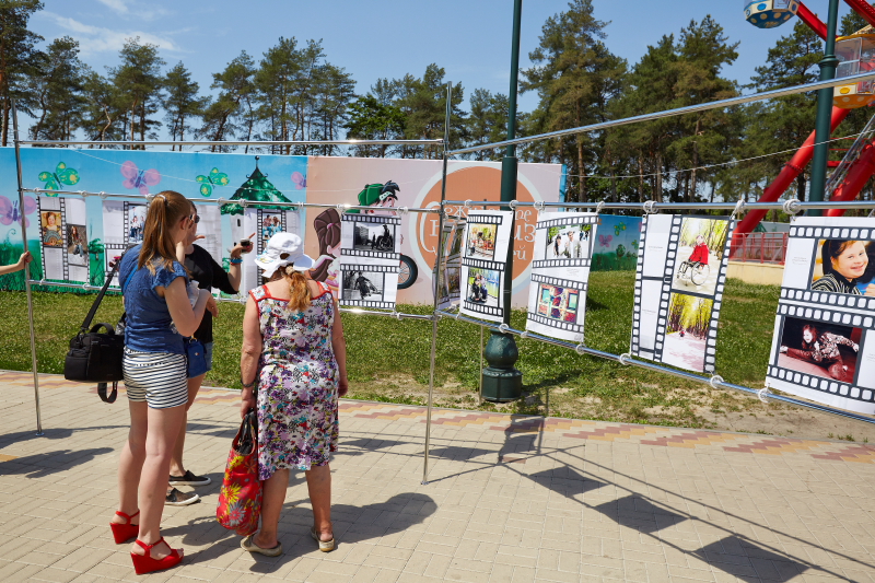 У парку Горького можна побачити фото-епізоди з життя людей з обмеженими можливостями