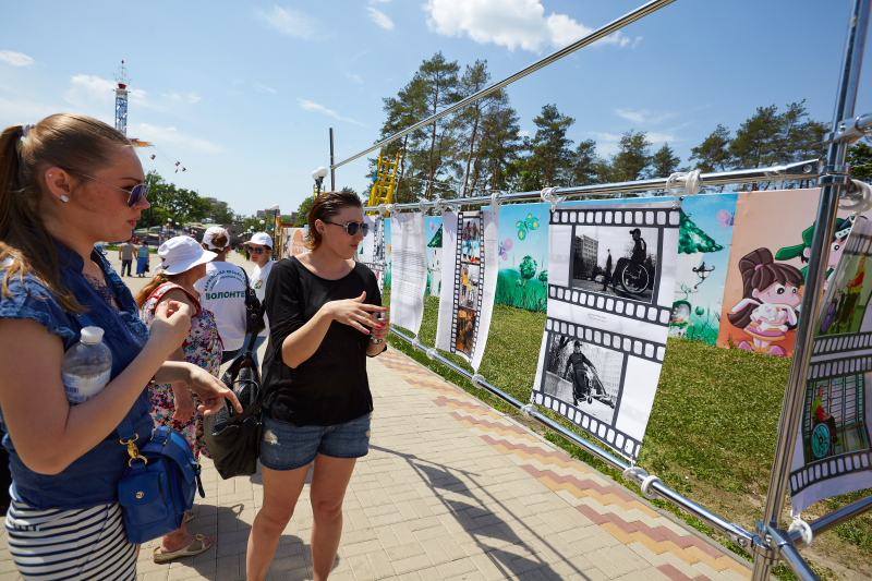 У парку Горького можна побачити фото-епізоди з життя людей з обмеженими можливостями