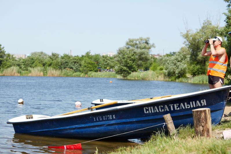 На шести водоймах Харкова працюють понад півсотні рятувальників