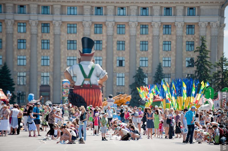 На пл. Свободи проходить конкурс дитячого малюнка на асфальті «Моє місто, моя сім'я!»