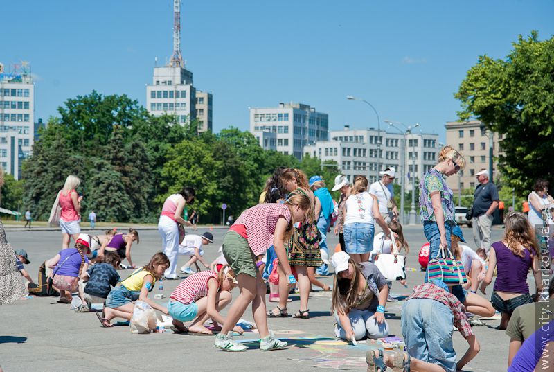 На пл. Свободи проходить конкурс дитячого малюнка на асфальті «Моє місто, моя сім'я!»