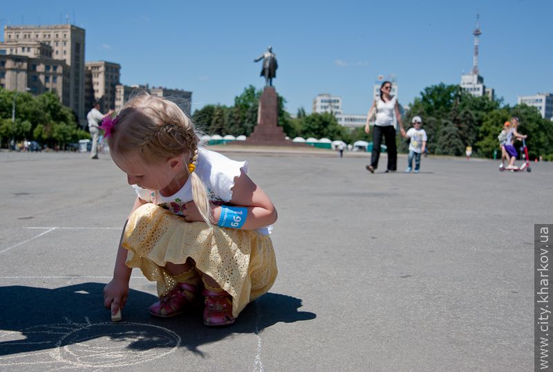 На пл. Свободи проходить конкурс дитячого малюнка на асфальті «Моє місто, моя сім'я!»