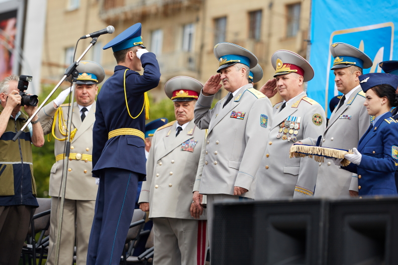 Випуск молодих офіцерів університету Повітряних Сил пройшов на площі Свободи