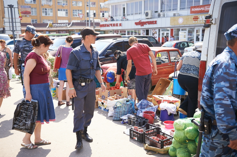 На Центральному ринку виявляють незаконних торговців і пропонують їм місця на ринку