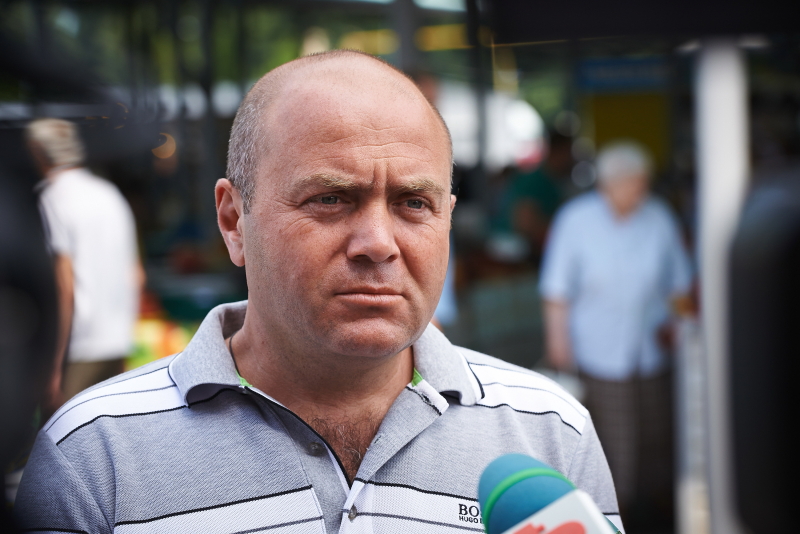 На Центральному ринку виявляють незаконних торговців і пропонують їм місця на ринку