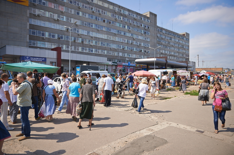 На Центральному ринку виявляють незаконних торговців і пропонують їм місця на ринку