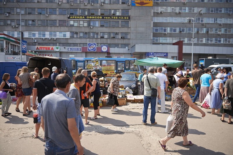 На Центральному ринку виявляють незаконних торговців і пропонують їм місця на ринку