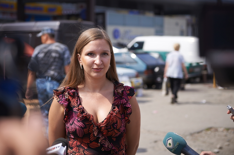 На Центральному ринку виявляють незаконних торговців і пропонують їм місця на ринку