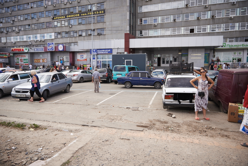 На Центральному ринку виявляють незаконних торговців і пропонують їм місця на ринку