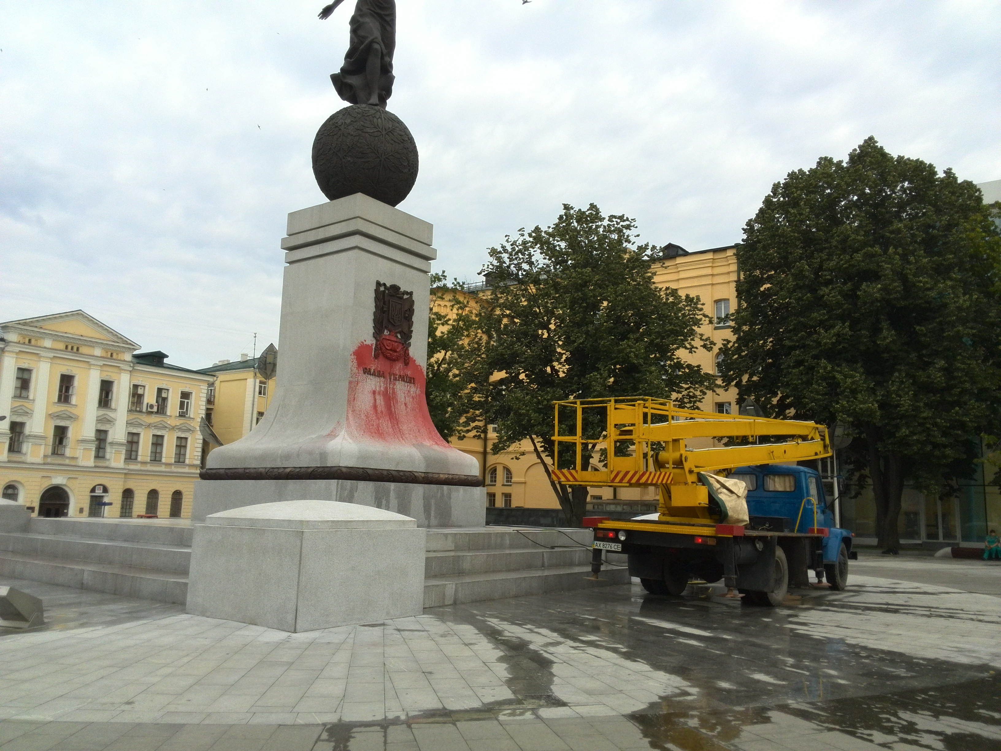 Вночі вандали облили фарбою пам'ятник Незалежності України