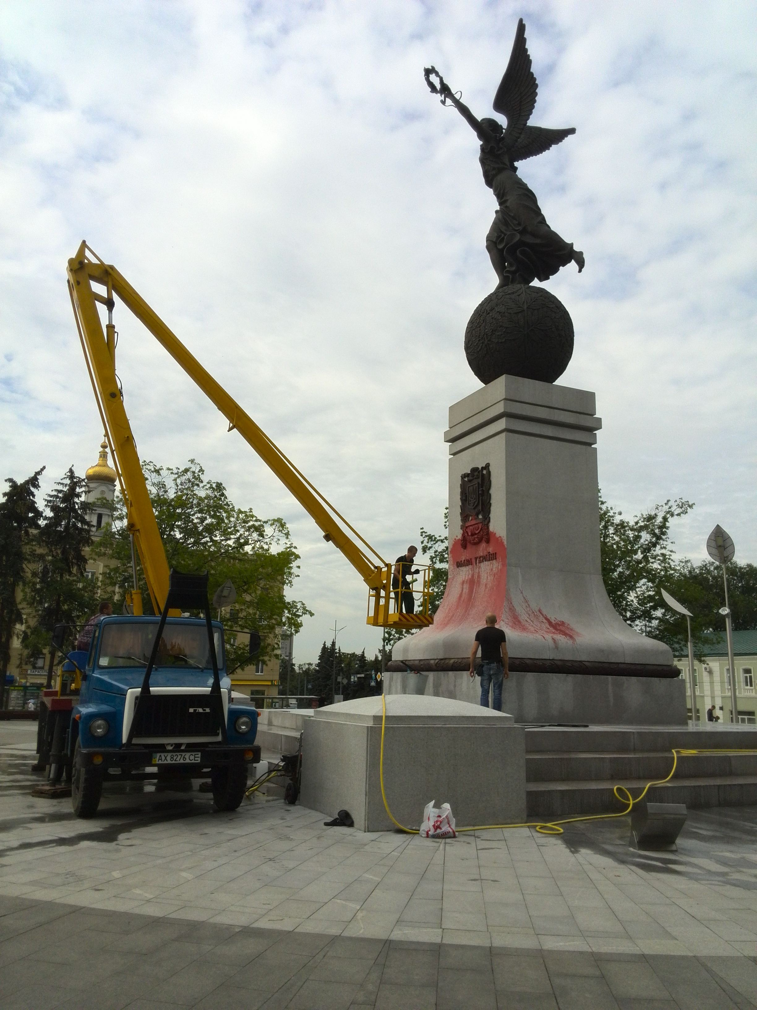 Вночі вандали облили фарбою пам'ятник Незалежності України