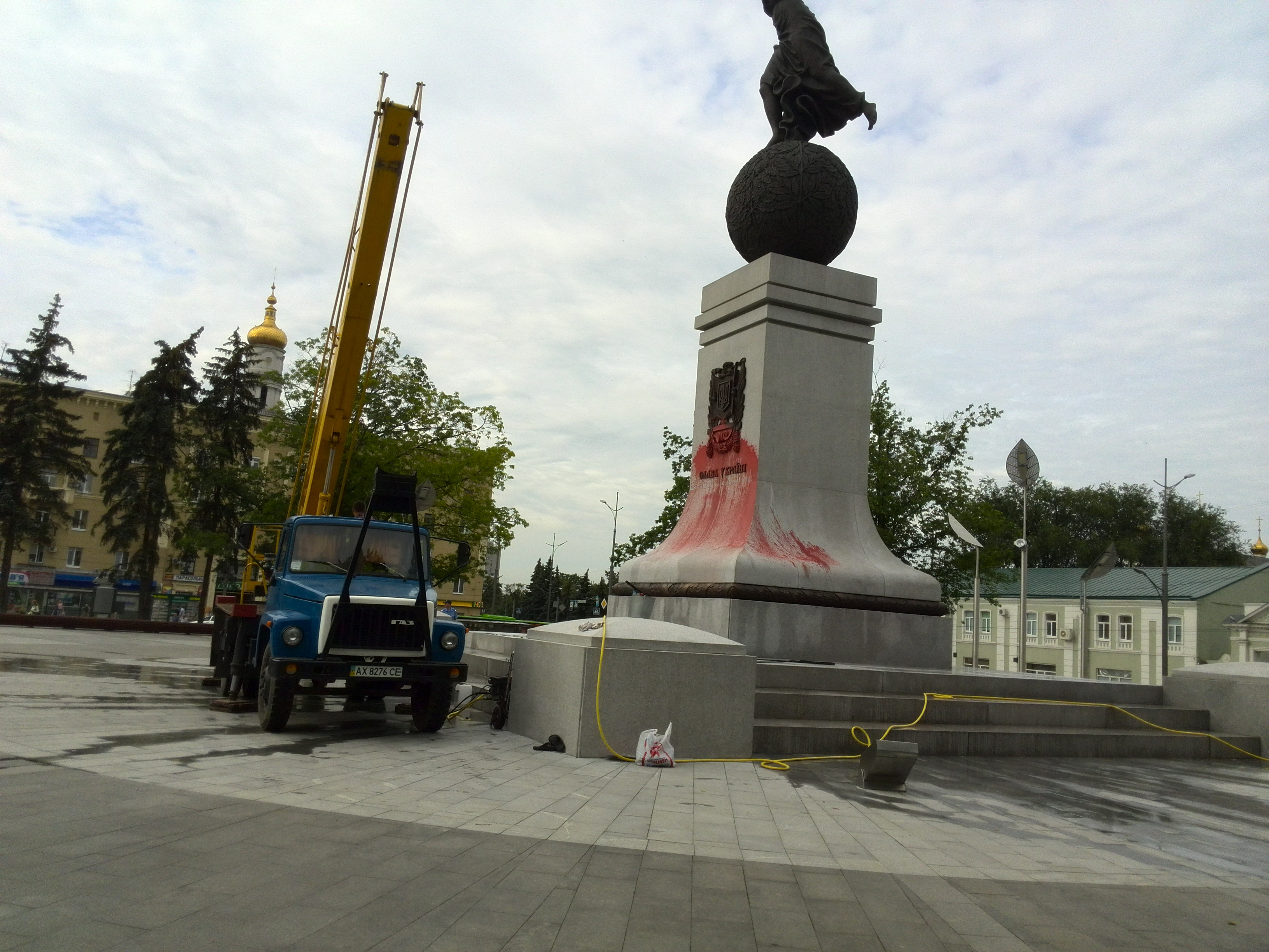 Вночі вандали облили фарбою пам'ятник Незалежності України