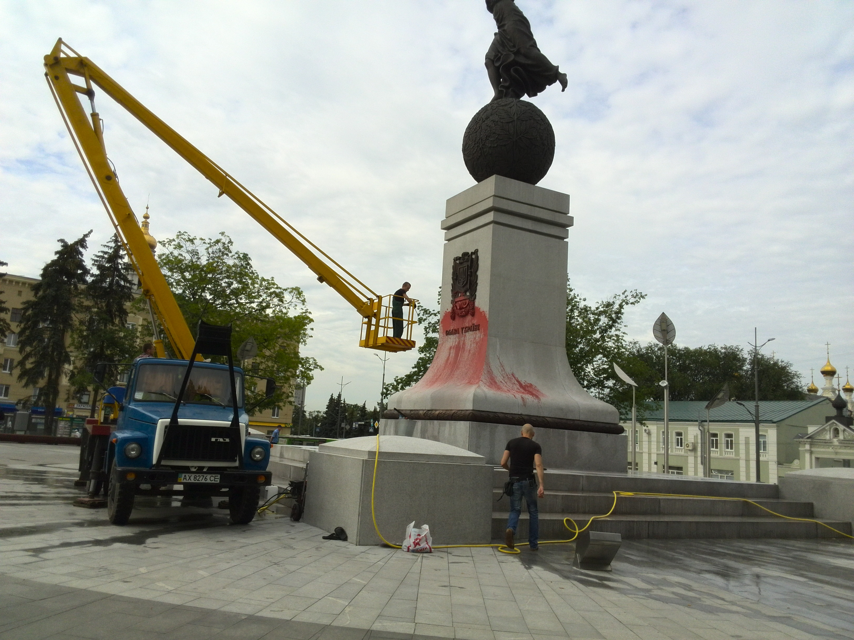 Вночі вандали облили фарбою пам'ятник Незалежності України